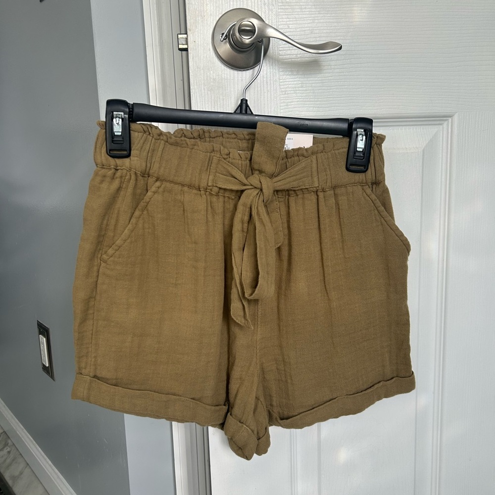 Women’s small high rise shorts with pockets